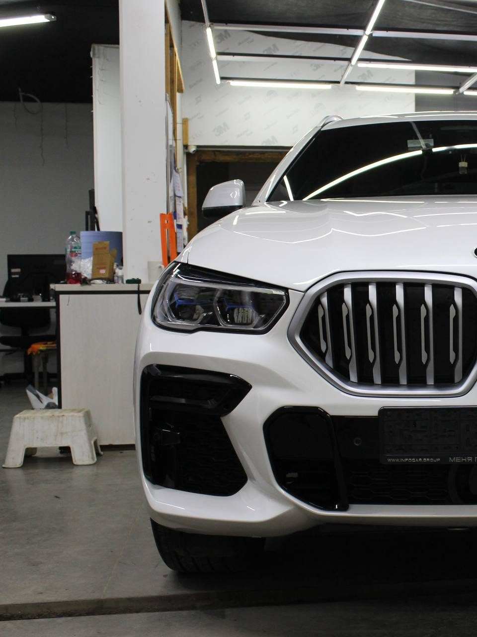 Работа студии МастерТон на BMW — Бронирование плёнкой