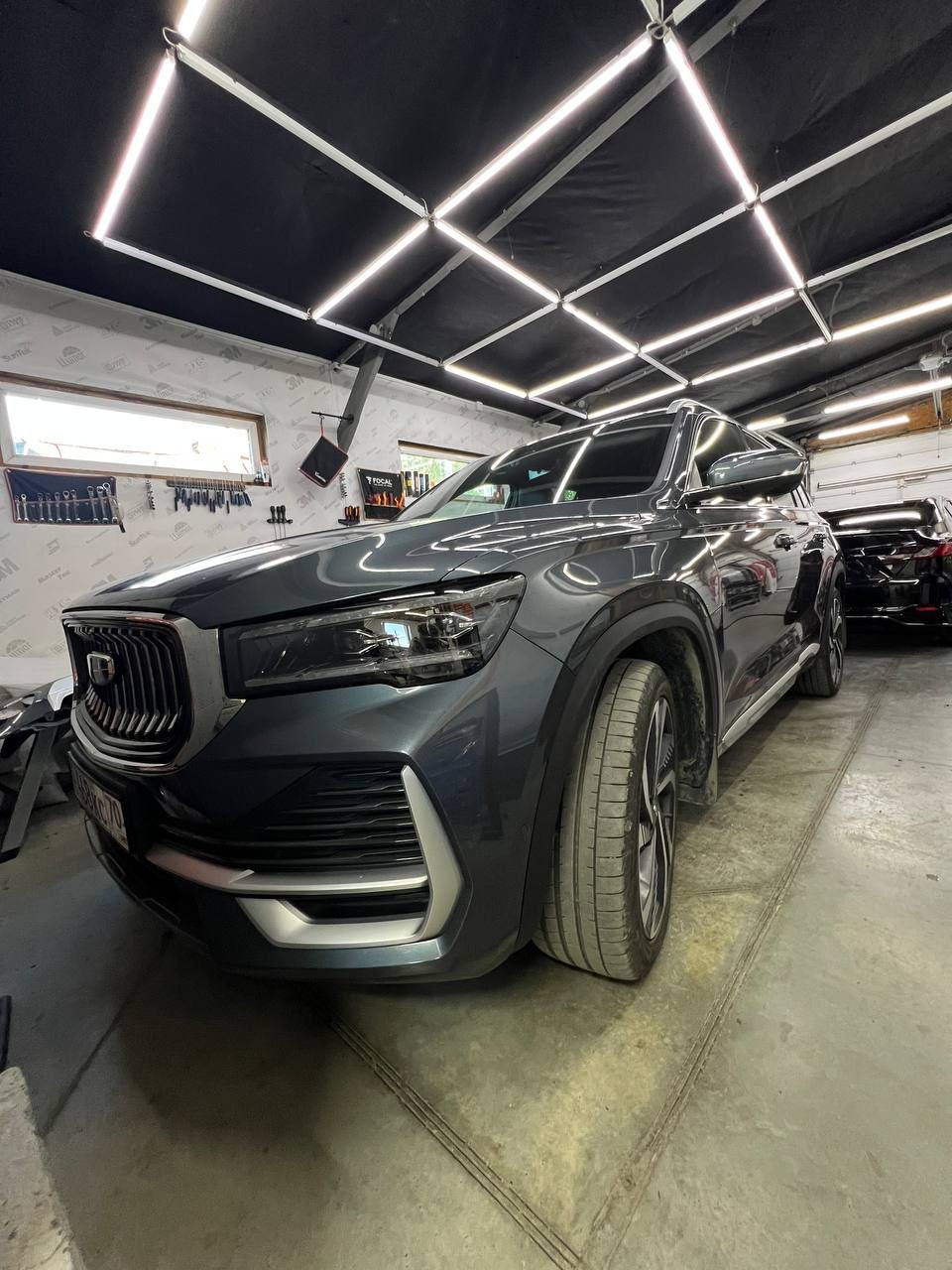 Работа студии МастерТон на Geely — Бронирование плёнкой