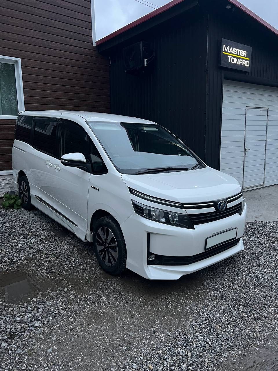 Работа студии МастерТон на Toyota — Бронирование плёнкой